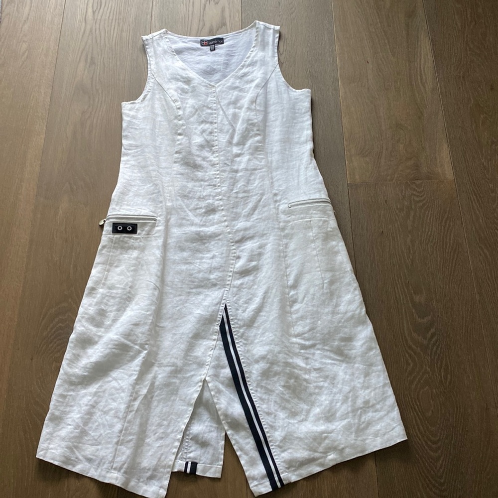 Carre Noir White Linen trimmed with cute black details